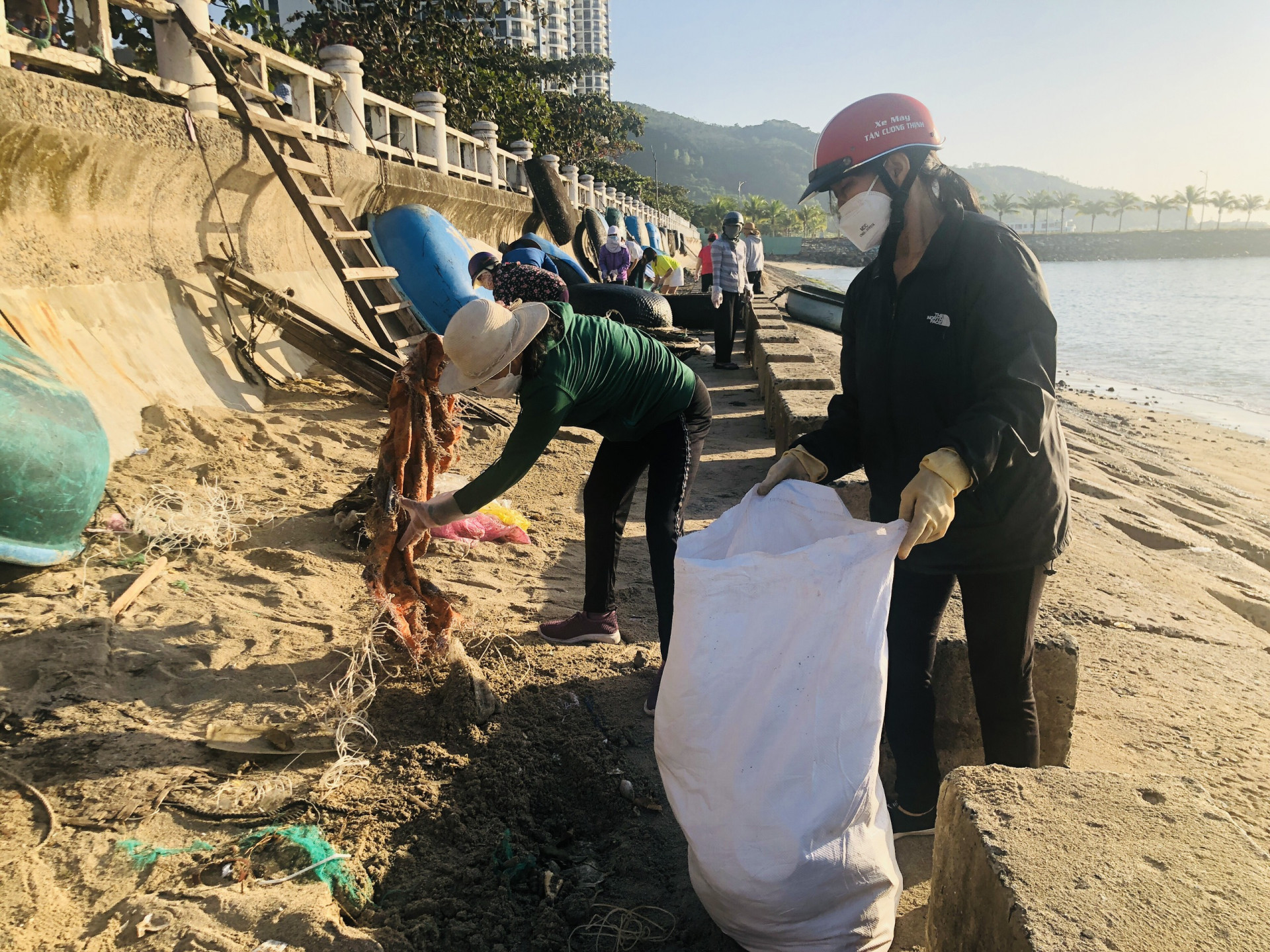 Hội viên, phụ nữ các cấp dọn dẹp vệ sinh tại bờ kè phía Nam cầu Trần Phú.