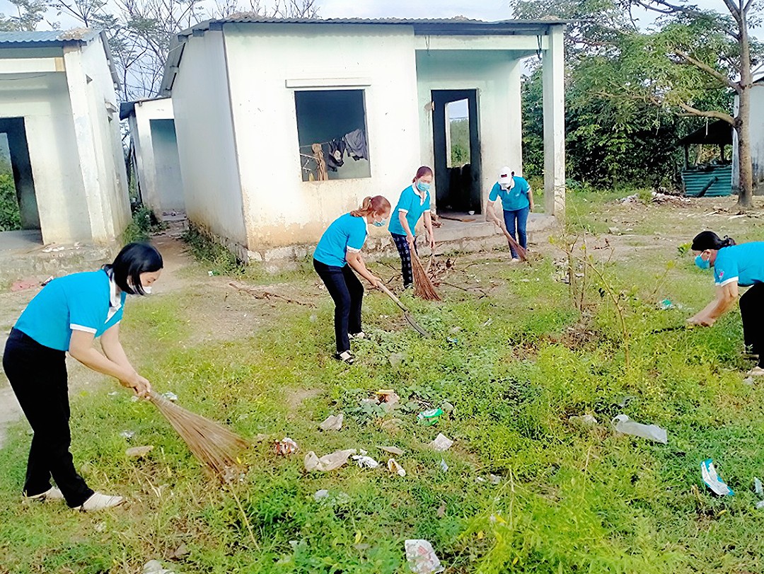 Phụ nữ huyện Diên Khánh dọn rác tại các khuôn viên trên địa bàn huyện.