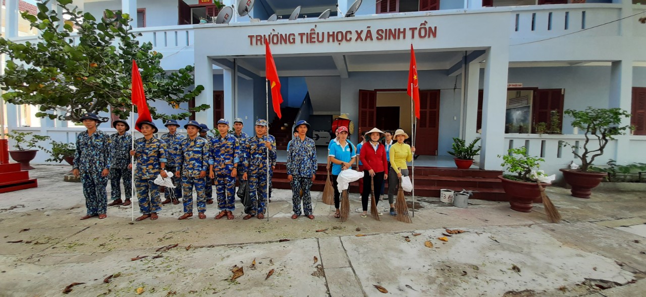 Quân và dân trên đảo Sinh Tồn ra quân tổng vệ sinh.
