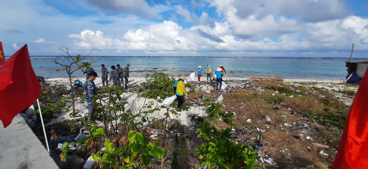 Dọn vệ sinh môi trường ở tại các đảo, điểm đảo huyện Trường Sa.