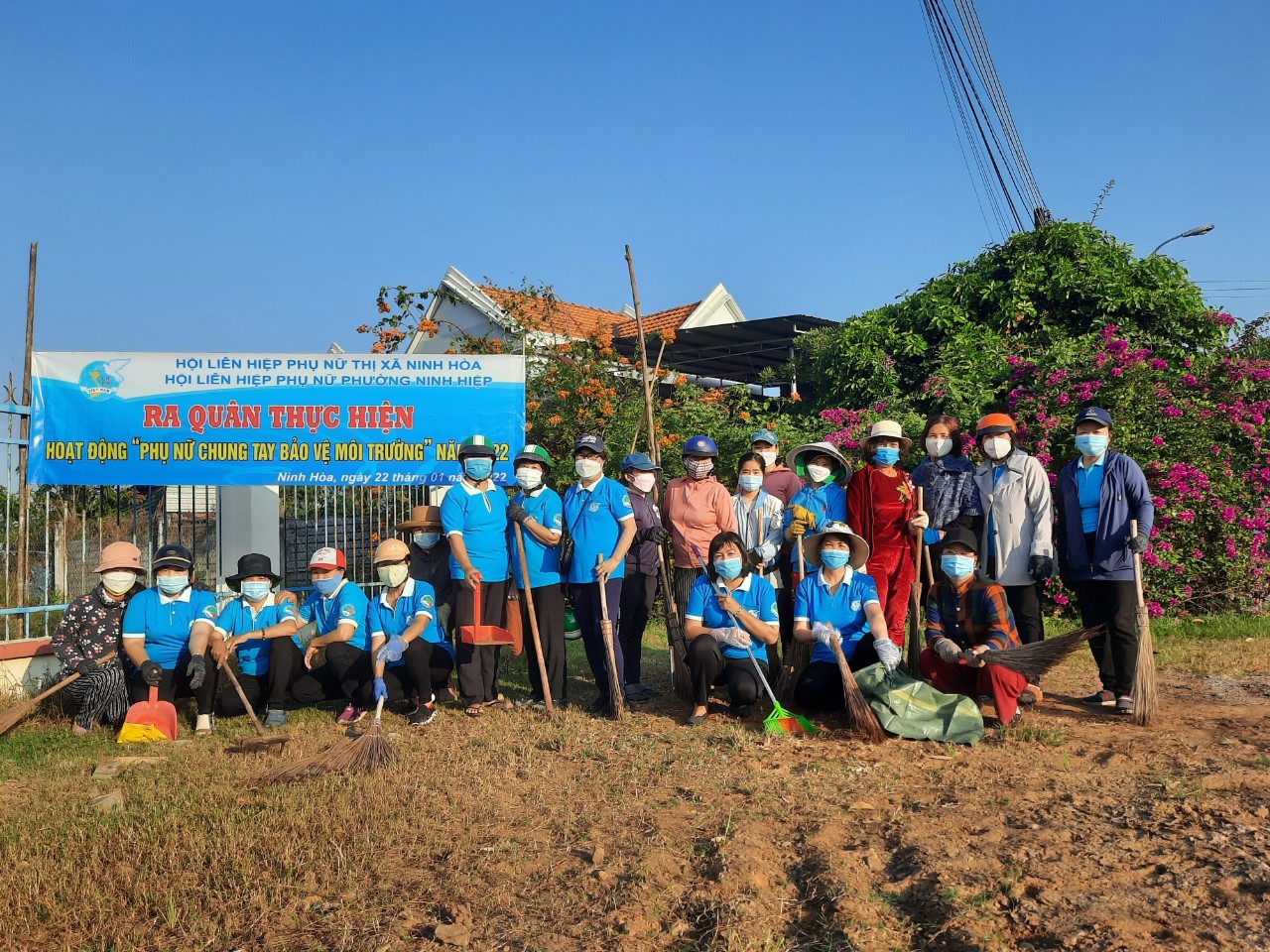 Hội viên, phụ nữ thị xã Ninh Hòa ra quân dọn dẹp vệ sinh.