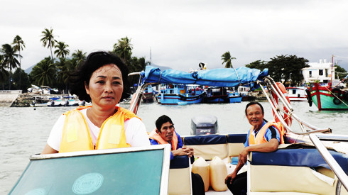 Nữ thuyền trưởng Đào Thị Long  chở người dân đi khám bệnh miễn phí.