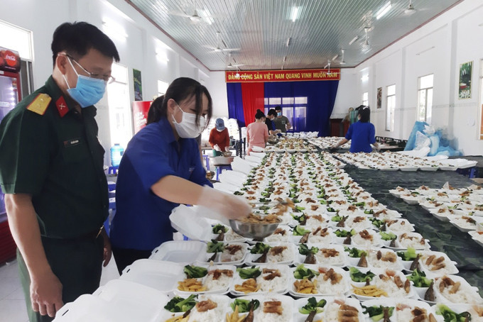 Cán bộ Ban Chỉ huy Quân sự huyện Diên Khánh kiểm tra chất lượng suất ăn tại bếp ăn của đơn vị trước khi chuyển đến các khu cách ly.