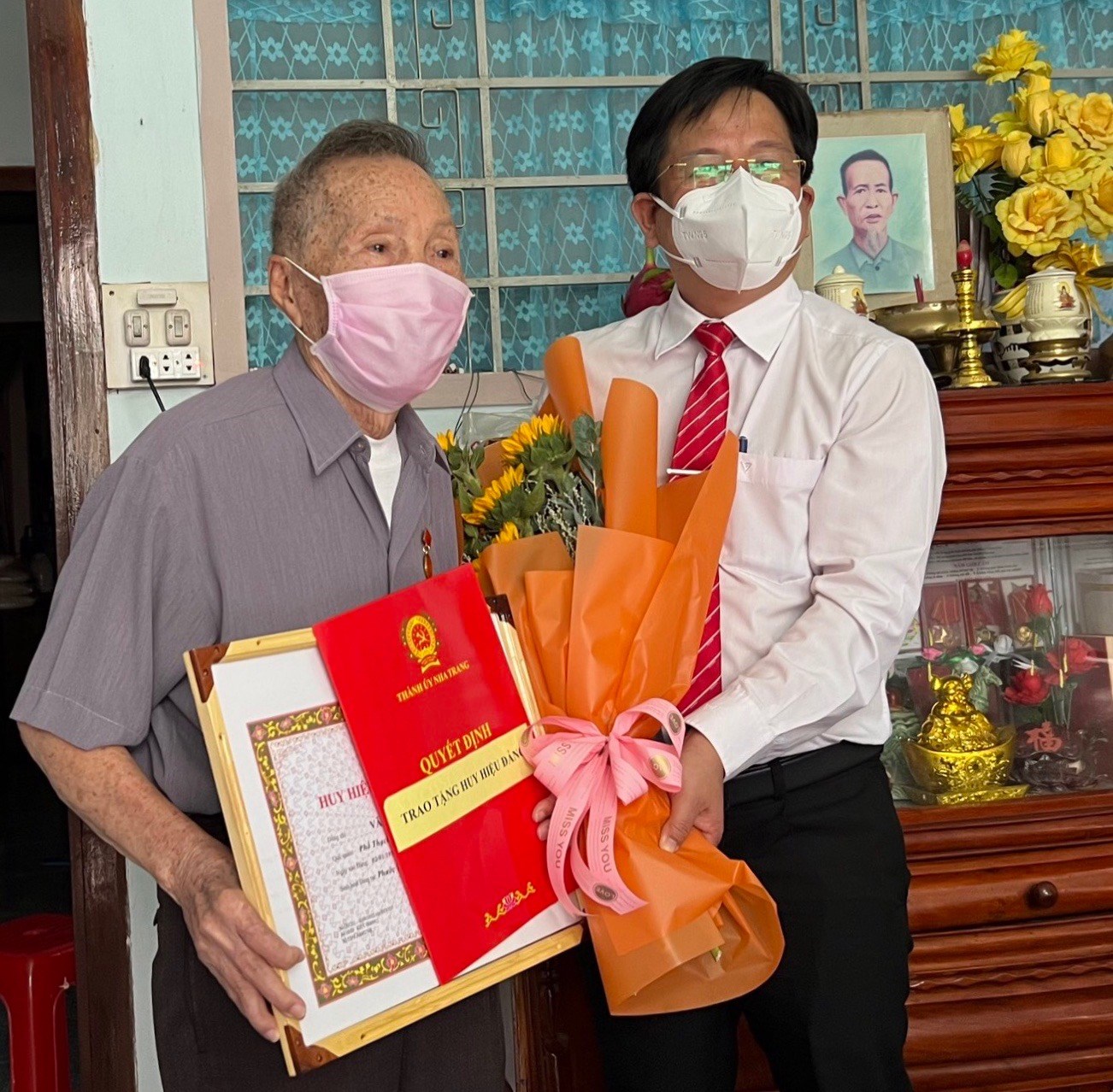 Ông Hồ Văn Mừng trao Huy hiệu 65 năm tuổi Đảng cho đảng viên Văn Bá Thừa.