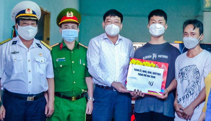 Ông Nguyễn Sỹ Khánh tặng quà cho thanh niên Nguyễn Nhật Thanh Luân - xã Vĩnh Phương.