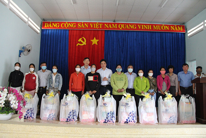 Nguyễn Khắc Toàn và các đơn vị giúp đỡ xã Thành Sơn trao quà Tết cho các hộ nghèo.