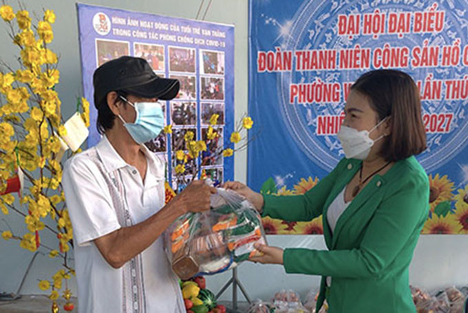 Bà Nguyễn Thị Cẩm Nhung - Chủ tịch UBMTTQ Việt Nam phường Vạn thắng trao quà cho người dân