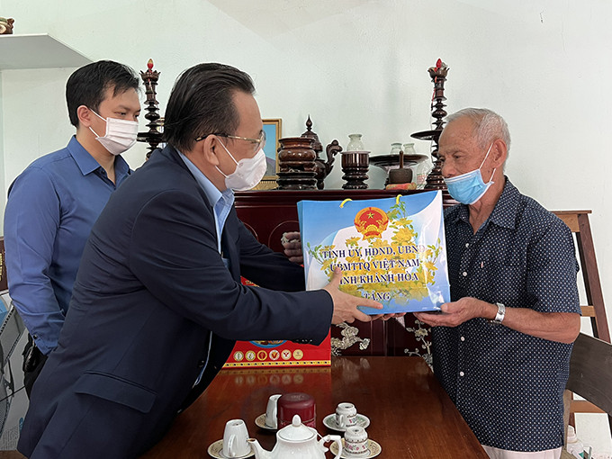 Ông Lê Hữu Hoàng tặng quà cho gia đình ông Nguyễn Dương.