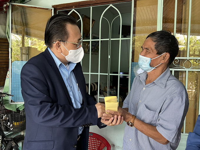 Đồng chí Lê Hữu Hoàng thăm hỏi sức khỏe ông Nguyễn Ái 