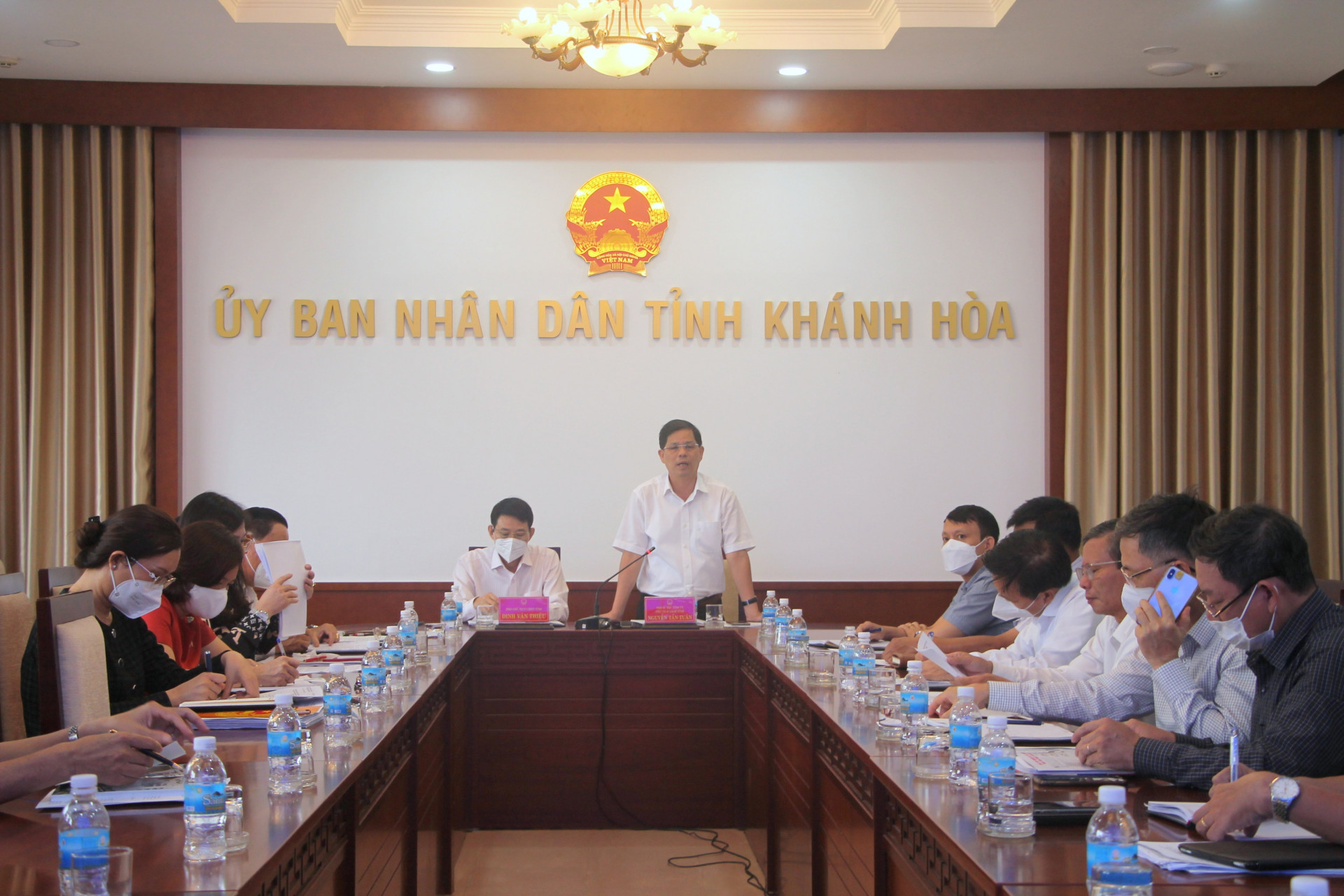 Ông Nguyễn Tấn Tuân - Phó Bí thư Tỉnh ủy, Chủ tịch UBND tỉnh phát biểu tại cuộc họp.