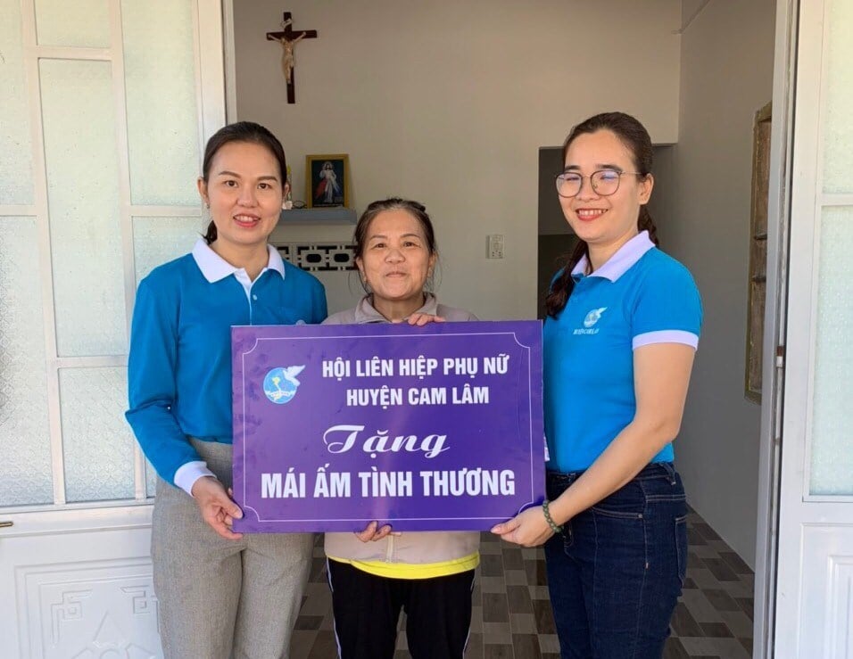 Hội Liên hiệp Phụ nữ huyện Cam Lâm trao nhà cho chị Mai Thị Xuân Hồng 