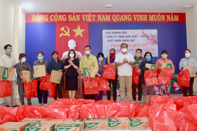 Lãnh đạo Báo Khánh Hòa và Công ty Sản xuất - Thương mại - Xuất nhập khẩu D&T trao quà cho người dân.