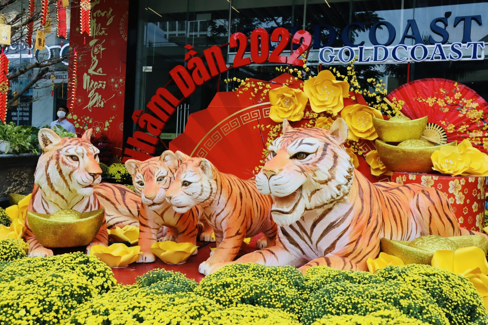 Gia đình nhà hổ ở phía trước tòa nhà Gold Coast Nha Trang