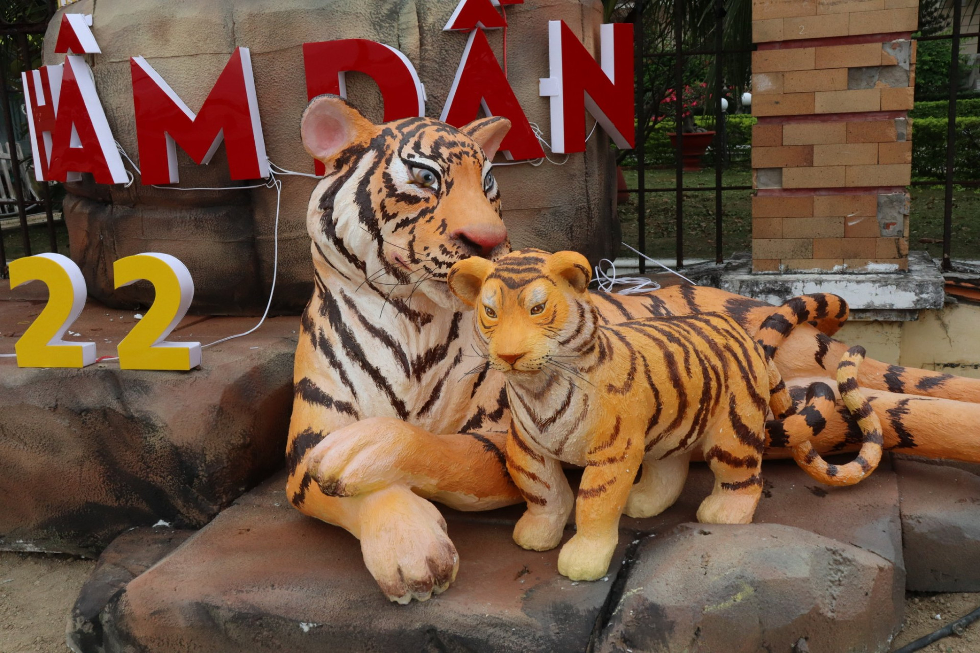 Mẹ con nhà hổ ở tiểu cảnh chúc mừng năm mới Nhâm Dần 2022 ở gần Quảng trường 2-4 Nha Trang