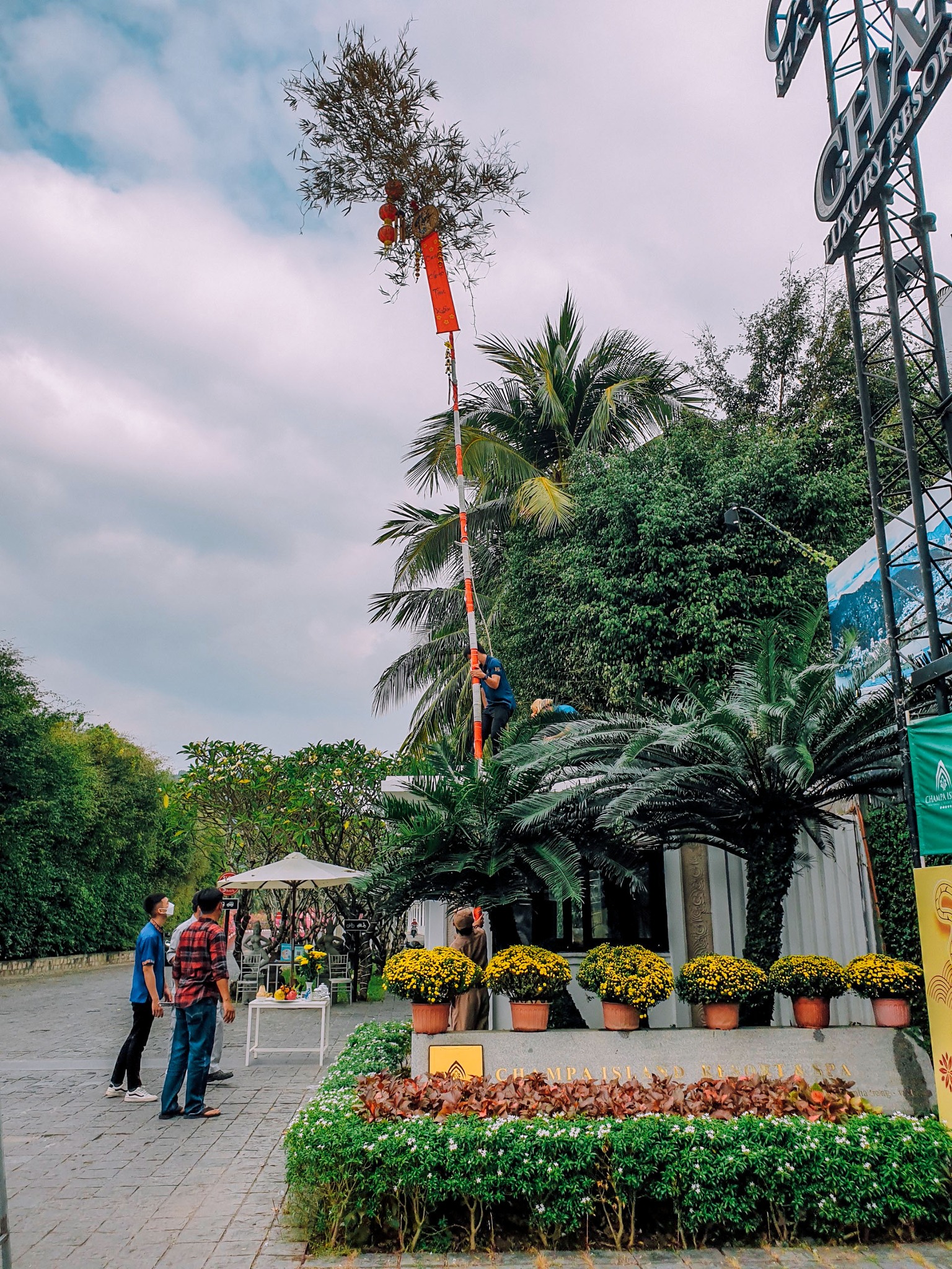 Dựng cây Nêu đón Tết tại khu du lịch Champa Island Nha Trang