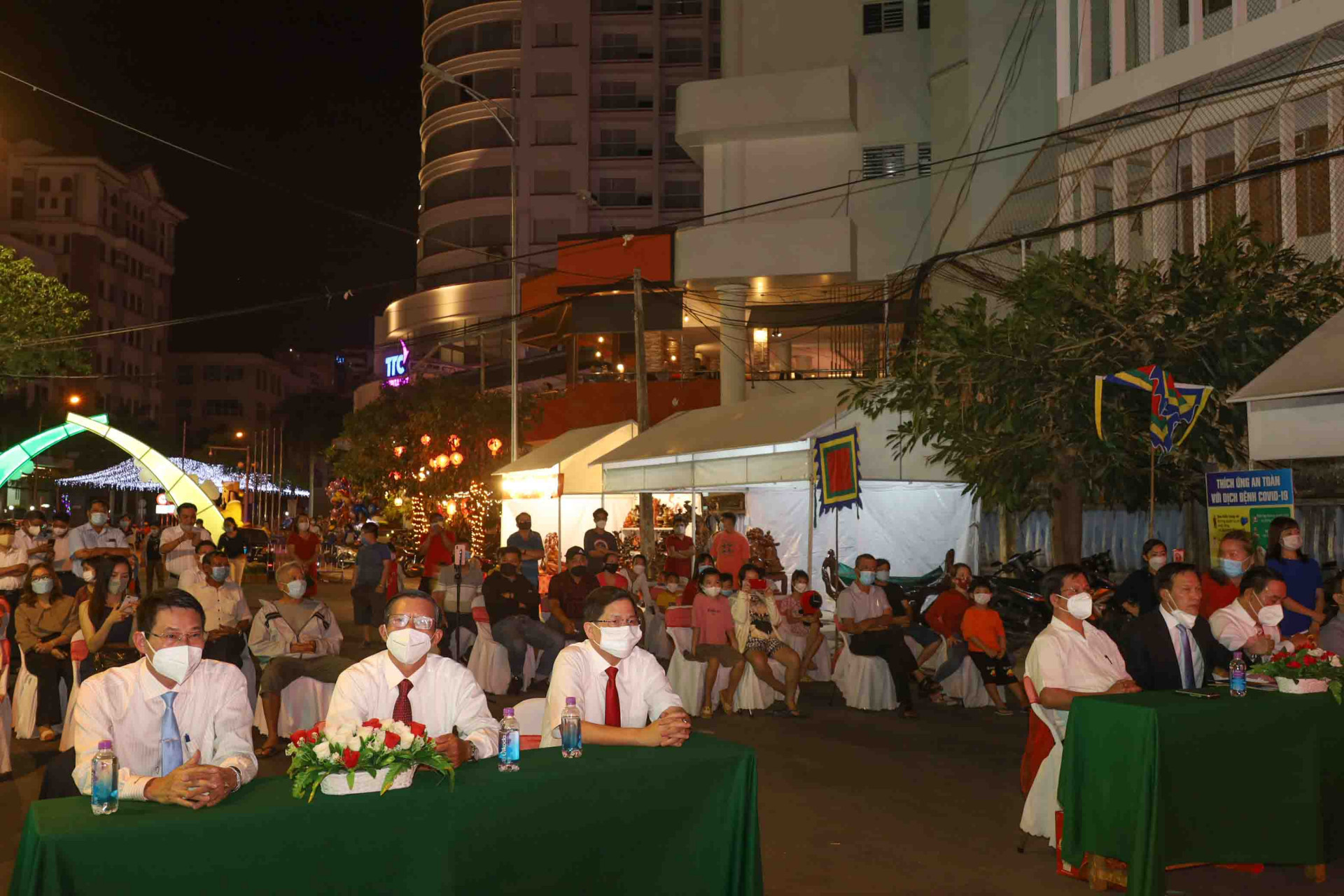 Các vị lãnh đạo tỉnh Khánh Hòa tham dự lễ khai mạc Hội hoa Xuân Nha Trang. 