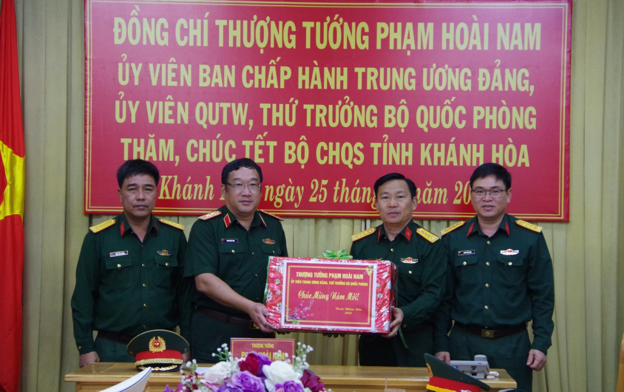 Thượng tướng Phạm Hoài Nam tặng quà Tết cho Bộ Chỉ huy Quân sự tỉnh.
