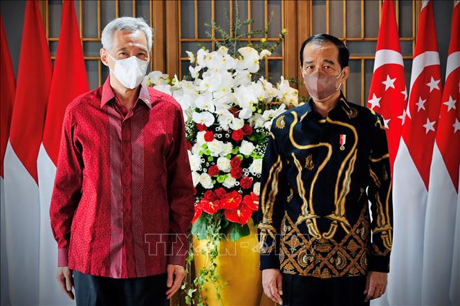 Tổng thống Indonesia Joko Widodo (phải) và Thủ tướng Singapore Lý Hiển Long trong cuộc gặp ở đảo Bintan, Indonesia, ngày 25/1/2022. Ảnh: AFP/TTXVN