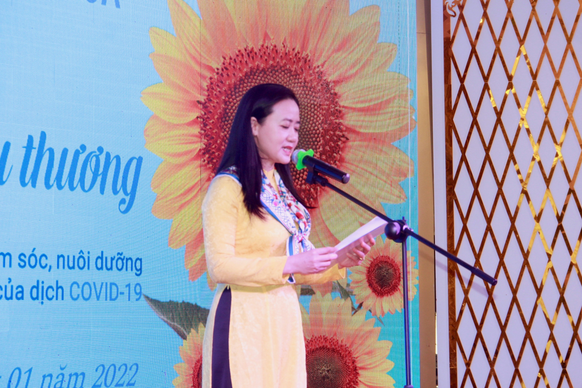 Bà Nguyễn Quỳnh Nga - Chủ tịch Hội Liên hiệp Phụ nữ tỉnh Khánh Hòa phát biểu khai mạc chương trình.