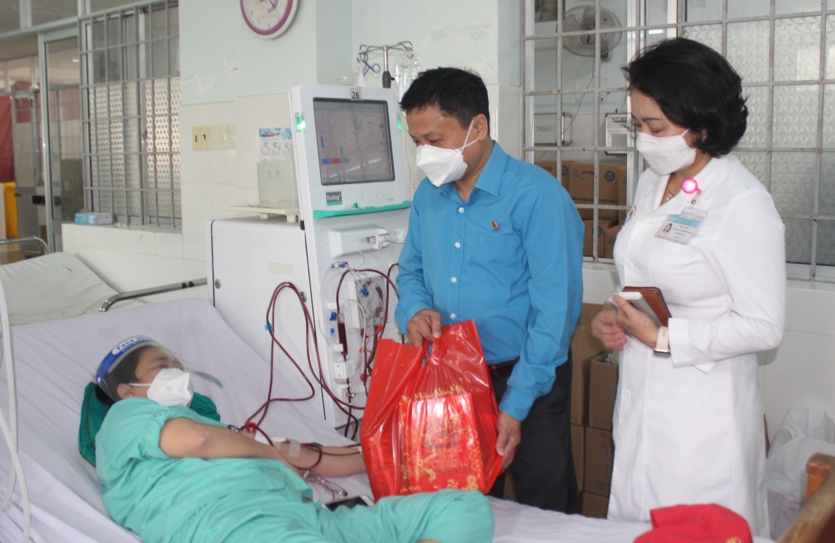 Đại diện lãnh đạo Liên đoàn Lao động tỉnh trao quà Tết cho bệnh nhân đang điều trị tại Bệnh viên Đa khoa tỉnh.