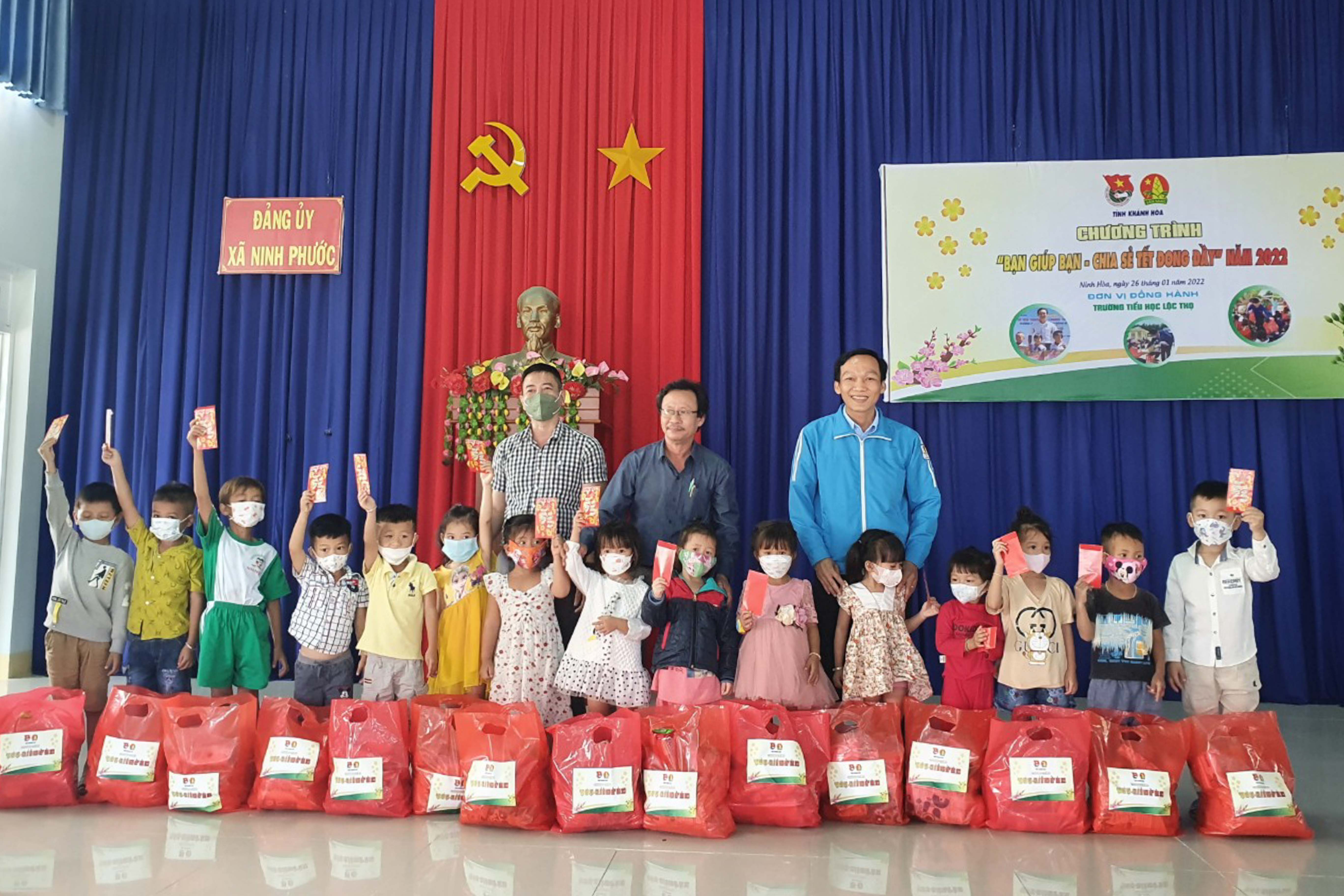 Trao 50 phần quà Tết cho học sinh, đội viên xã Ninh Phước