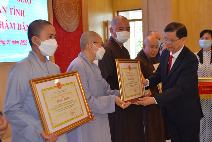 Ông Nguyễn Tấn Tuân – Phó Bí thư Tỉnh ủy, Chủ tịch UBND tỉnh  trao bằng khen cho các tập thể. 