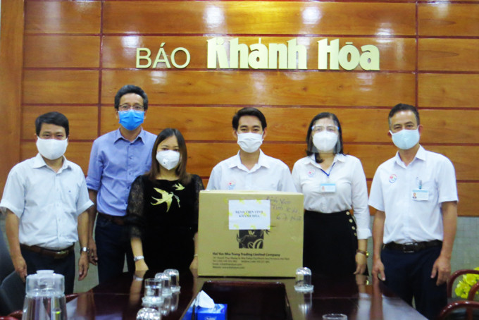 Báo Khánh Hòa phối hợp với Công ty TNHH MTV Thương mại Hải Yến Nha Trang trao tặng quà cho Bệnh viện Đa khoa tỉnh.