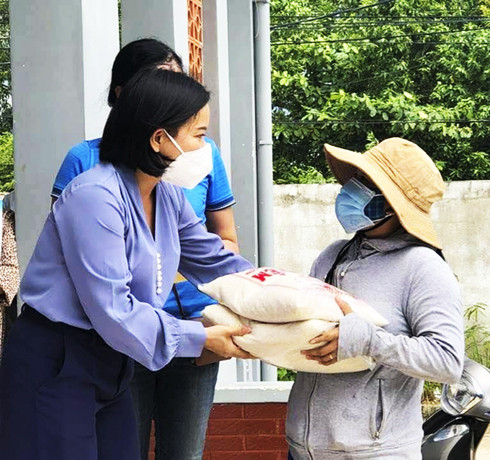 Trao gạo cho người dân xã Phước Đồng.
