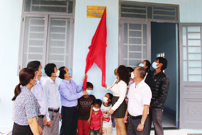 Lãnh đạo Báo Khánh Hòa và Công ty TNHH Tony Tùng Lâm khánh thành  và bàn giao nhà tình nghĩa cho 1 hộ dân khó khăn  ở thôn Suối Lau 2, xã Suối Cát, huyện Cam Lâm.
