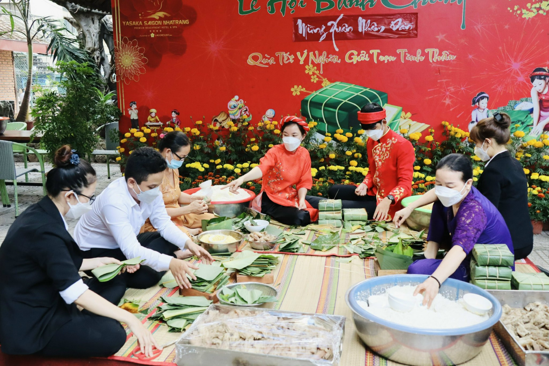 Khách và nhân viên khách sạn Yasaka-Saigon-Nhatrang cùng gói bánh trong không gian nhà vườn đậm chất truyền thống