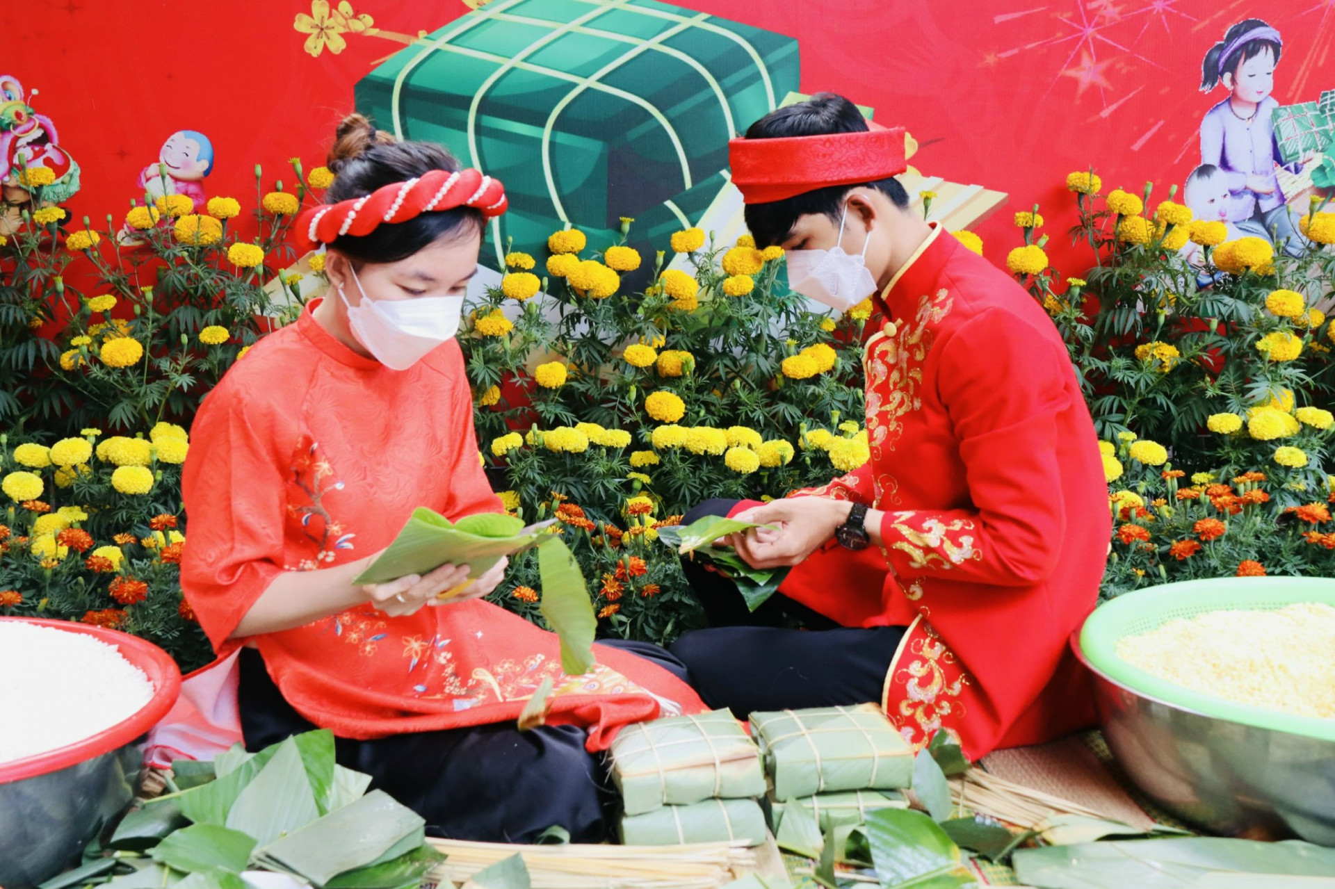 Hình ảnh những bạn trẻ trong trang phục truyền thống  tham gia gói bánh chưng càng tôn thêm nét đẹp văn hóa dân tộc Việt Nam
