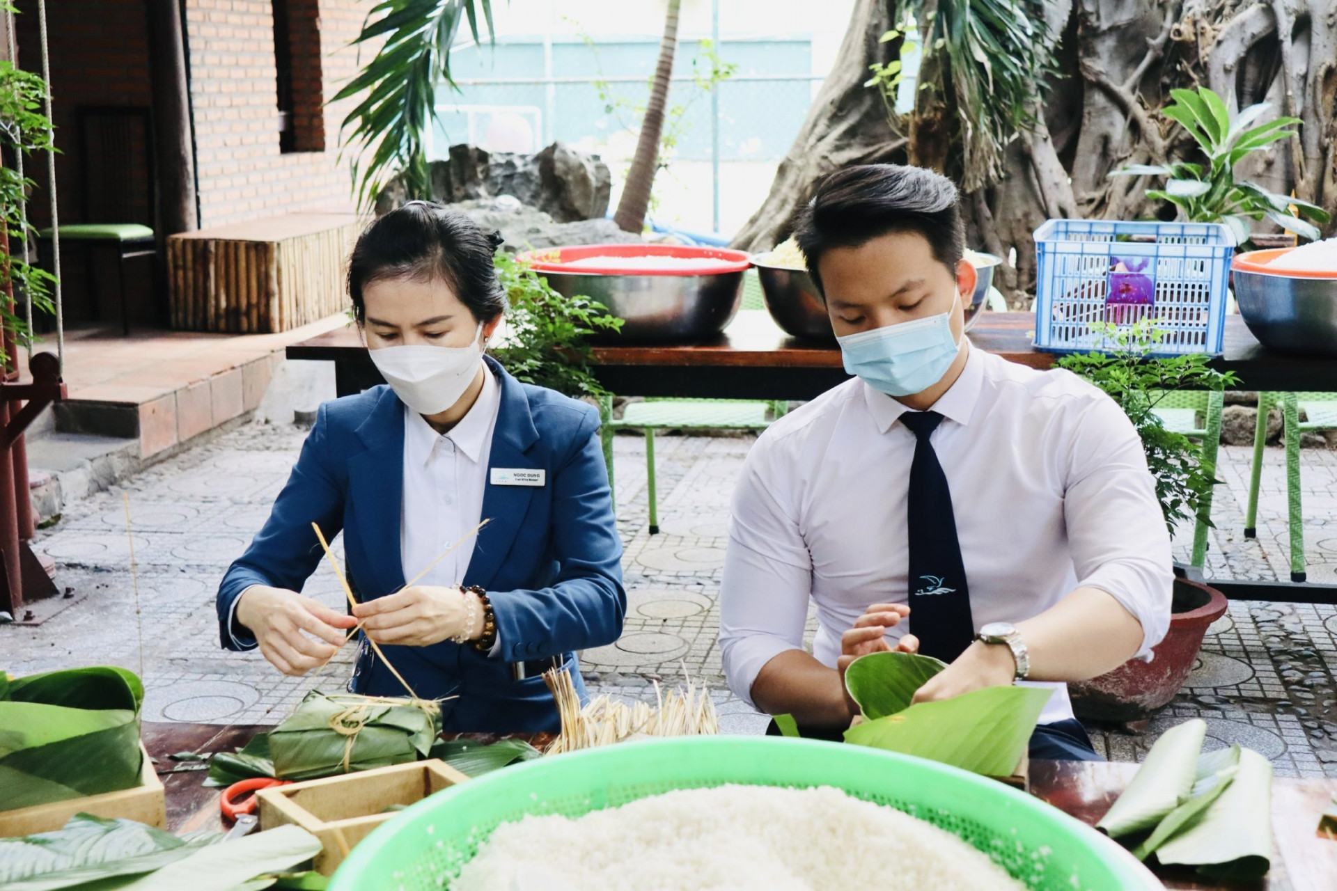 Nhiều nhân viên khách sạn tham gia gói bánh để ôn lại nét đẹp văn hóa truyền thống dân tộc.
