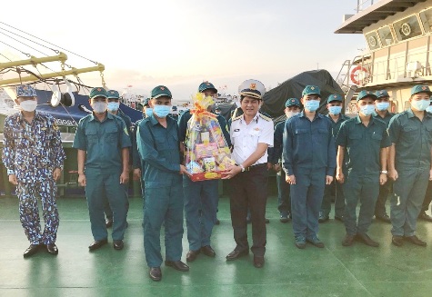 Chuẩn Đô đốc Ngô Văn Thuân tặng quà cho Hải đội Dân quân thường trực.