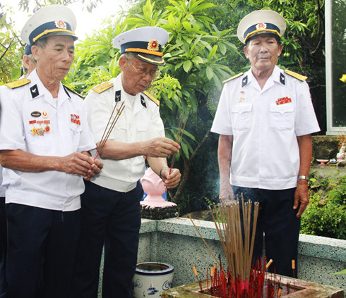 Đại tá Nguyễn Văn Tuyên (giữa) thắp hương  tưởng nhớ các anh hùng, liệt sĩ tàu C235 hy sinh tại  Ninh Vân, Ninh Hòa. 