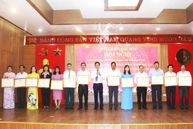 Đồng chí Nguyễn Khắc Toàn trao bằng khen cho các tập thể có thành tích xuất sắc trong việc thực hiện Chỉ thị 05 của Bộ Chính trị giai đoạn 2016 - 2021