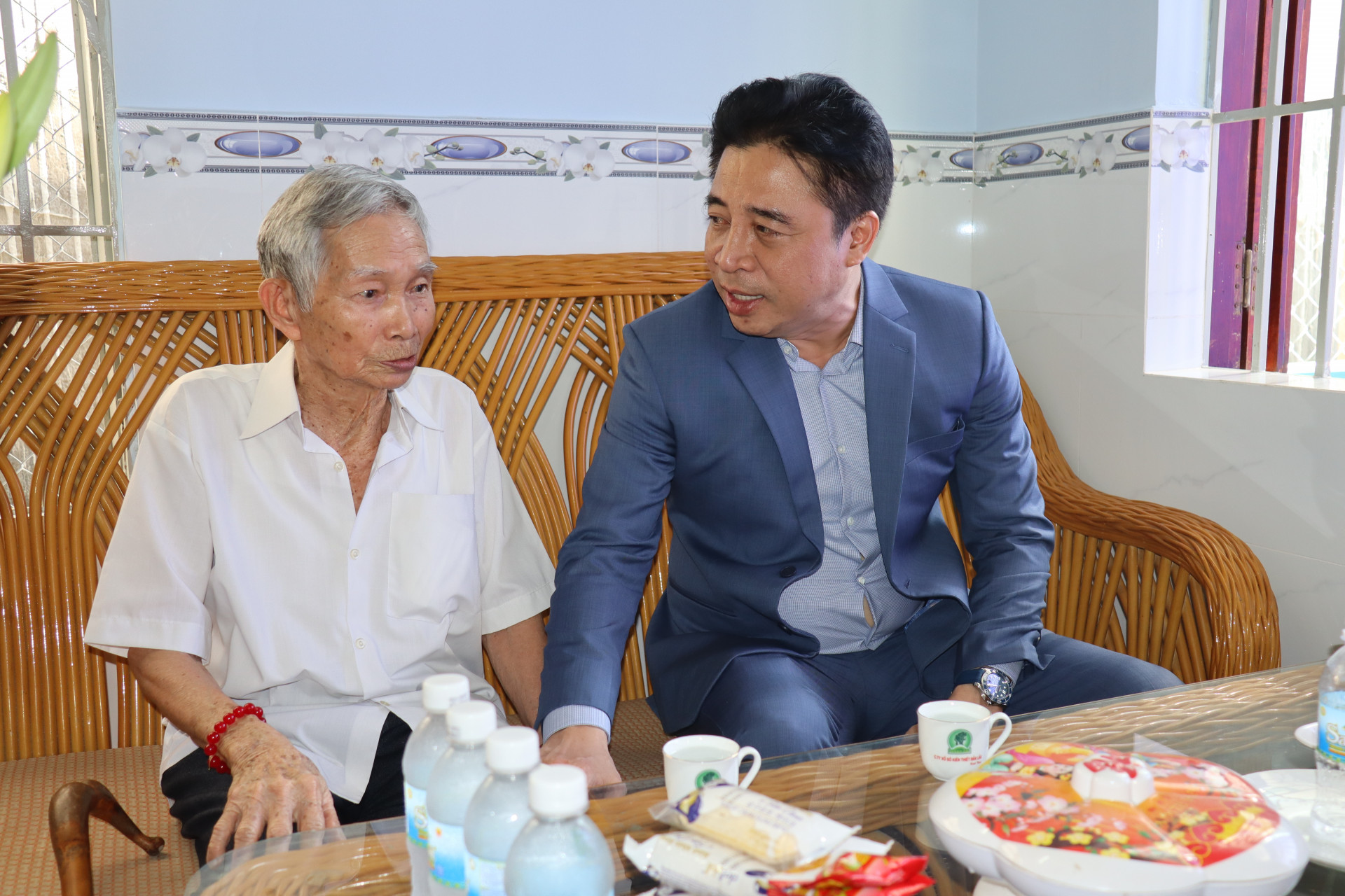  Ông Nguyễn Khắc Toàn động viên gia đình công chức Trần Văn Hoàng.