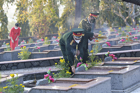 Cán bộ, chiến sỹ lực lượng vũ trang tỉnh cùng các đại biểu thắp hương mộ các anh hùng liệt sỹ.