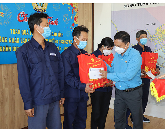 Lãnh đạo Liên đoàn Lao động tỉnh trao quà cho công nhân