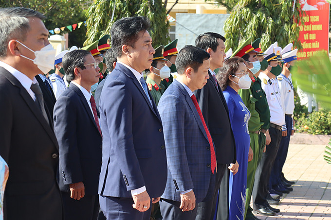 Đoàn Tỉnh ủy do đồng chí Nguyễn Khắc Toàn dẫn đầu đến dâng hoa, dâng hương tại tượng đài Bác Hồ tại công viên 18-10
