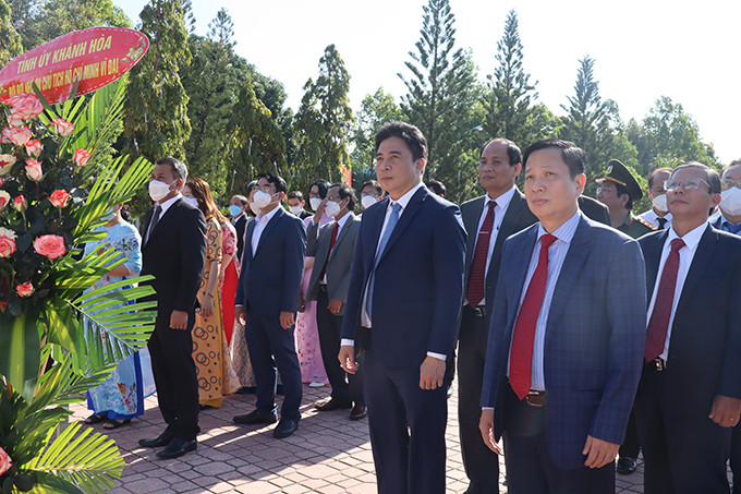 Các đồng chí lãnh đạo Tỉnh ủy, HĐND, UBND, Ủy ban MTTQ Việt Nam tỉnh dẫn đầu các đoàn đến dâng hương, dâng hoa