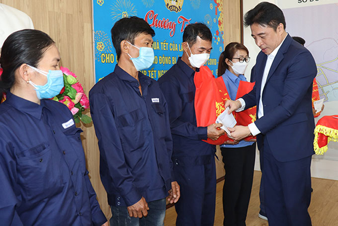 Ông Nguyễn Khắc Toàn trao quà cho công nhân Công ty Cổ phần Đô thị Cam Ranh.