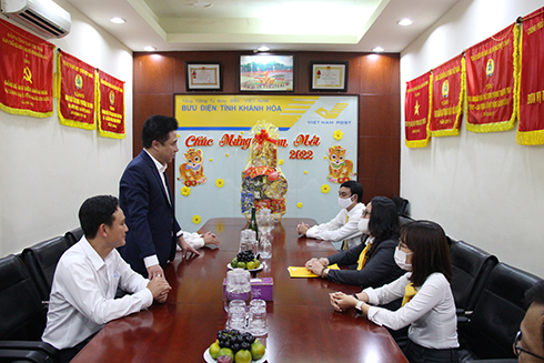 Ông Nguyễn Khắc Toàn phát biểu khi đến thăm Bưu Điện tỉnh.