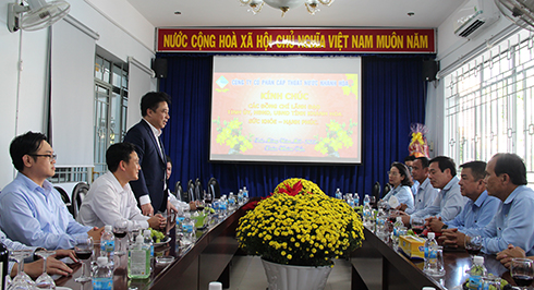 Ông Nguyễn Khắc Toàn biểu dương những thành tích đạt được của Công ty Cổ phần Cấp thoát nước Khánh Hòa.
