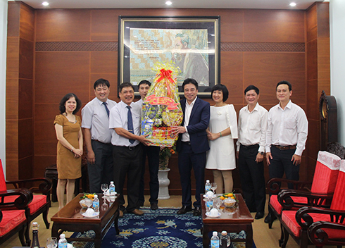 Ông Nguyễn Khắc Toàn trao quà cho VNPT Khánh Hòa.