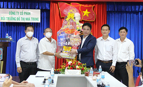 Ông Nguyễn Khắc Toàn thăm Công ty Cổ phần Môi trường Đô thị Nha Trang.