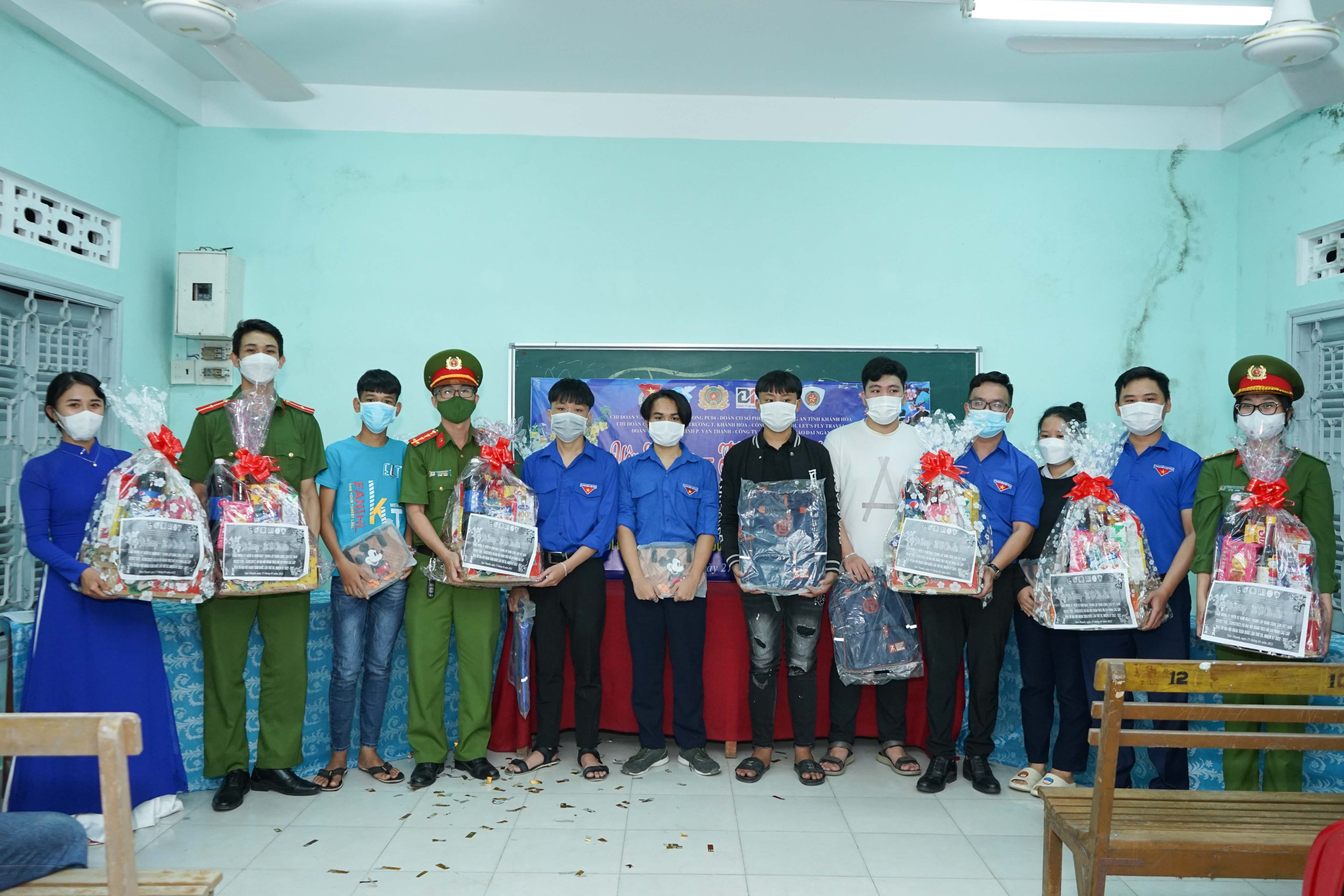 Trao 30 suất quà Tết cho học sinh, thanh niên phường Vạn Thạnh