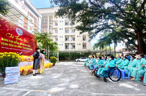 Tổ chức chuyến xe nghĩa tình và chợ Xuân cho bệnh nhân nặng, nghèo