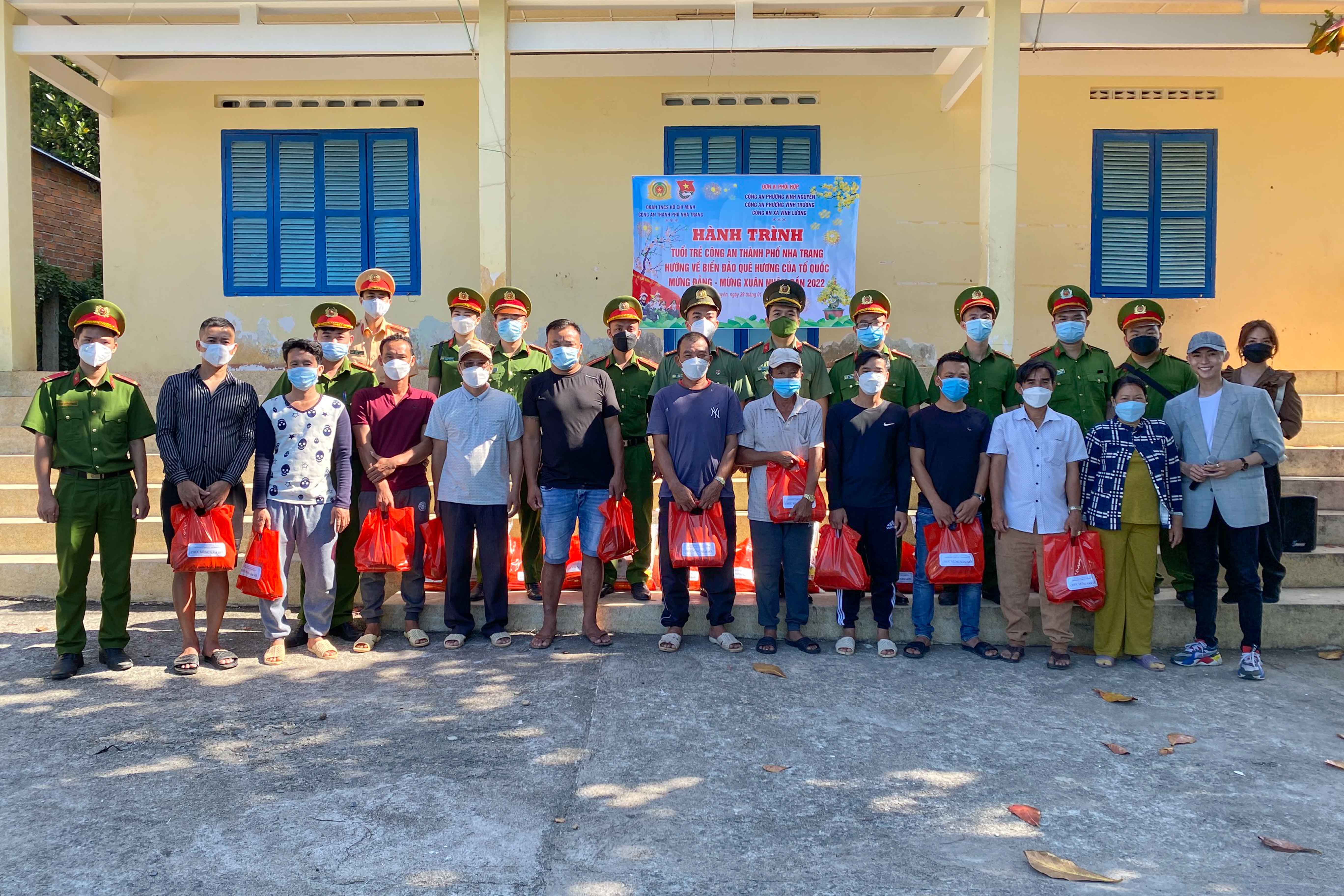 Trao 21 phần quà Tết cho ngư dân, người dân đảo Vũng Ngán