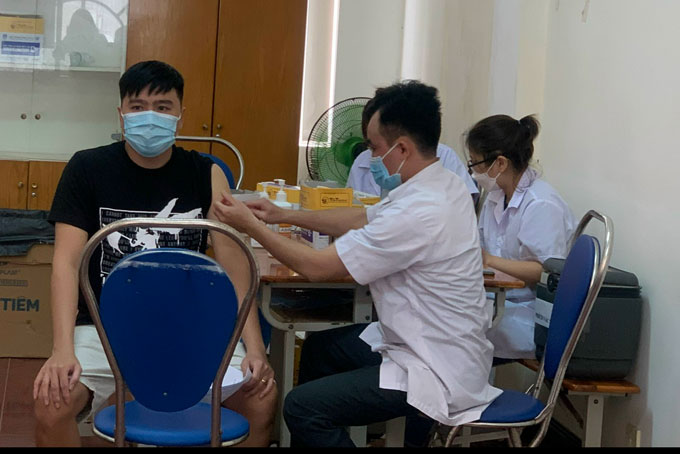Tiêm vắc xin mũi 3 cho người dân ở TP.Nha Trang
