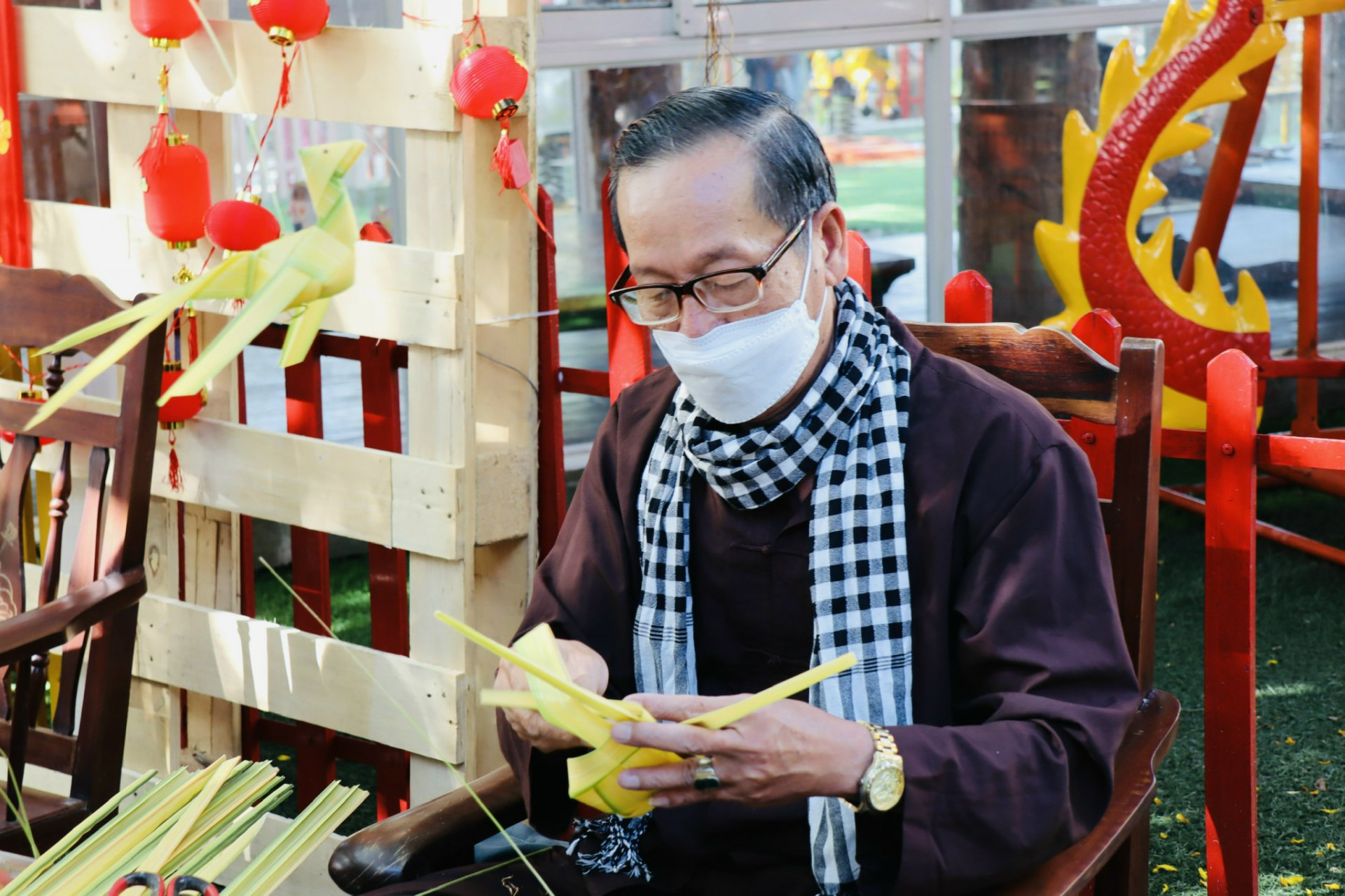 Nghệ nhân Nguyễn Yến trình diễn nghệ thuậ t làm đồ chơi bằng lá dừa